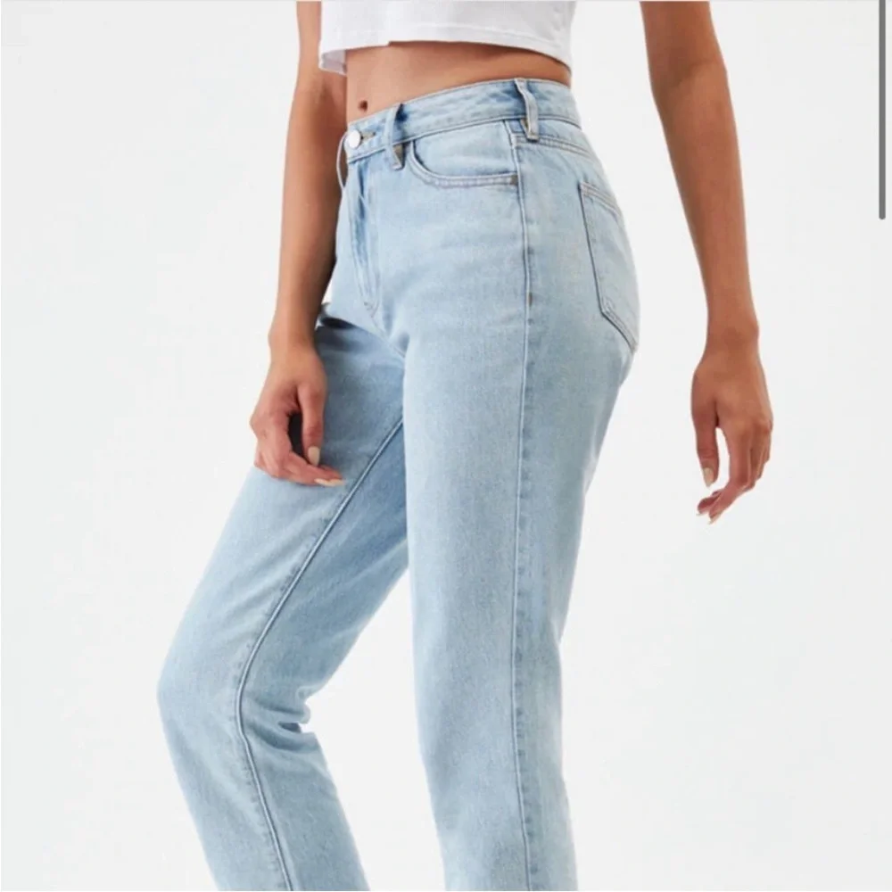 Pacsun Light Wash Mom Jean Raw Hem - Picture 1 of 2